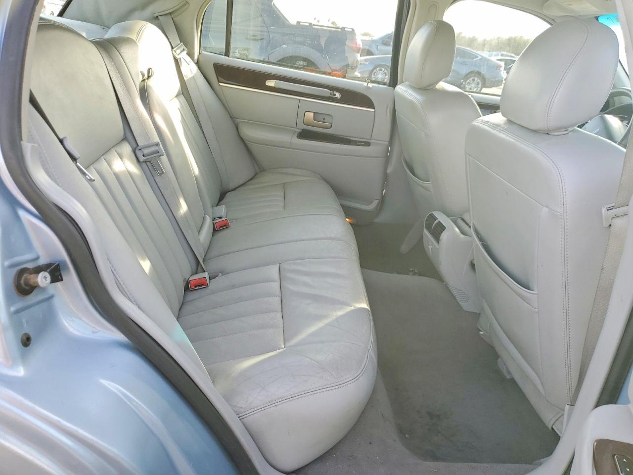 2006 LINCOLN TOWN CAR SIGNATURE photo 19