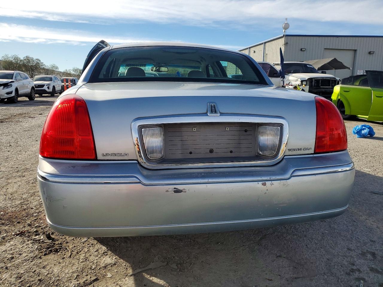 2006 LINCOLN TOWN CAR SIGNATURE photo 11