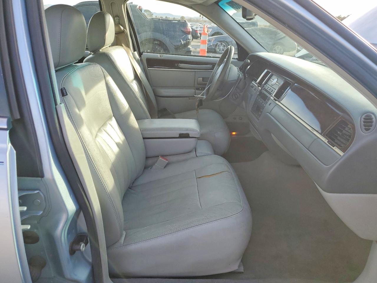 2006 LINCOLN TOWN CAR SIGNATURE photo 13