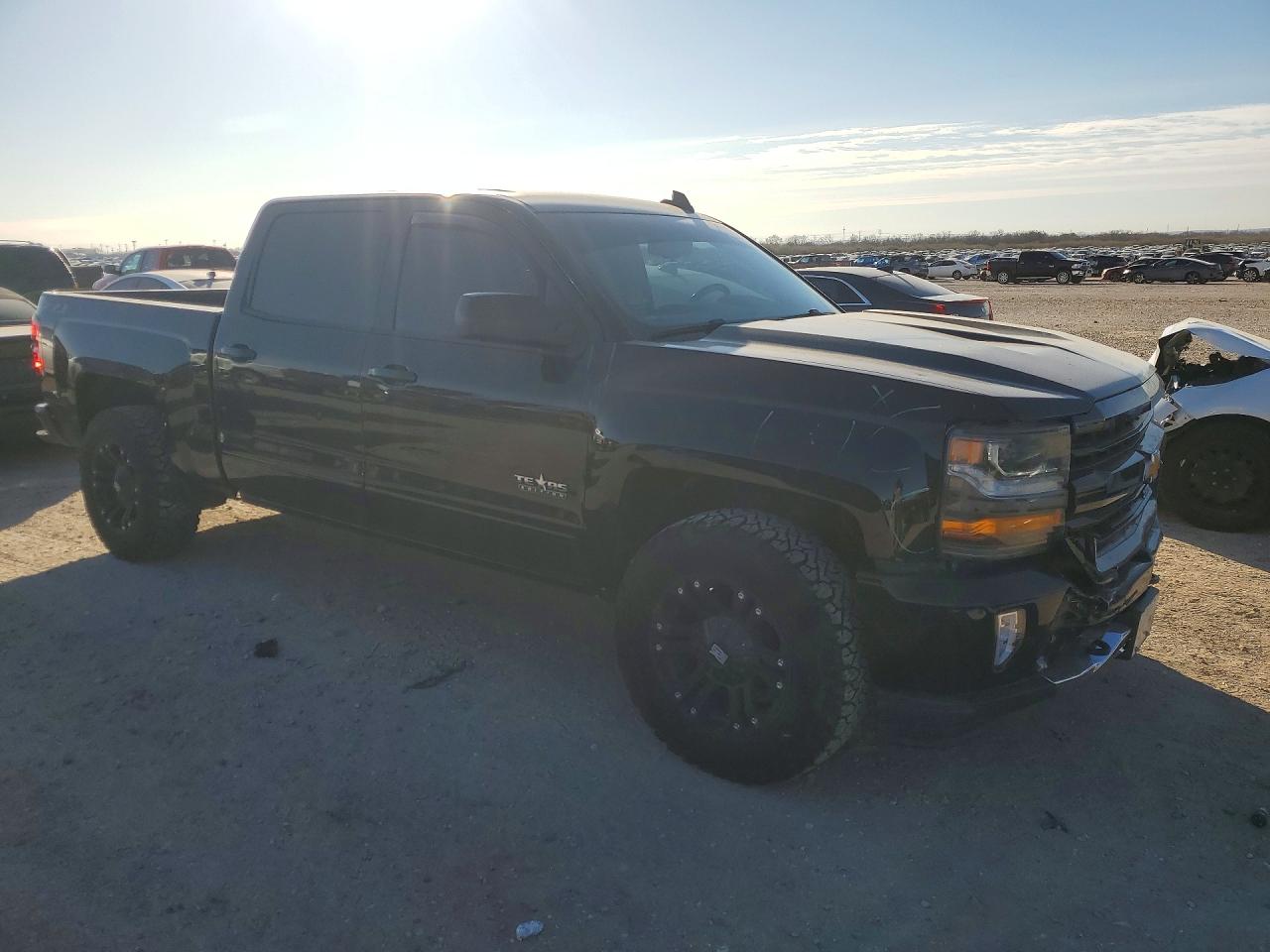 2018 CHEVROLET SILVERADO K1500 LT photo 4