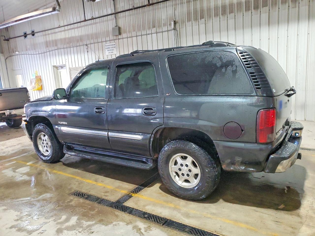 2004 GMC YUKON photo 2