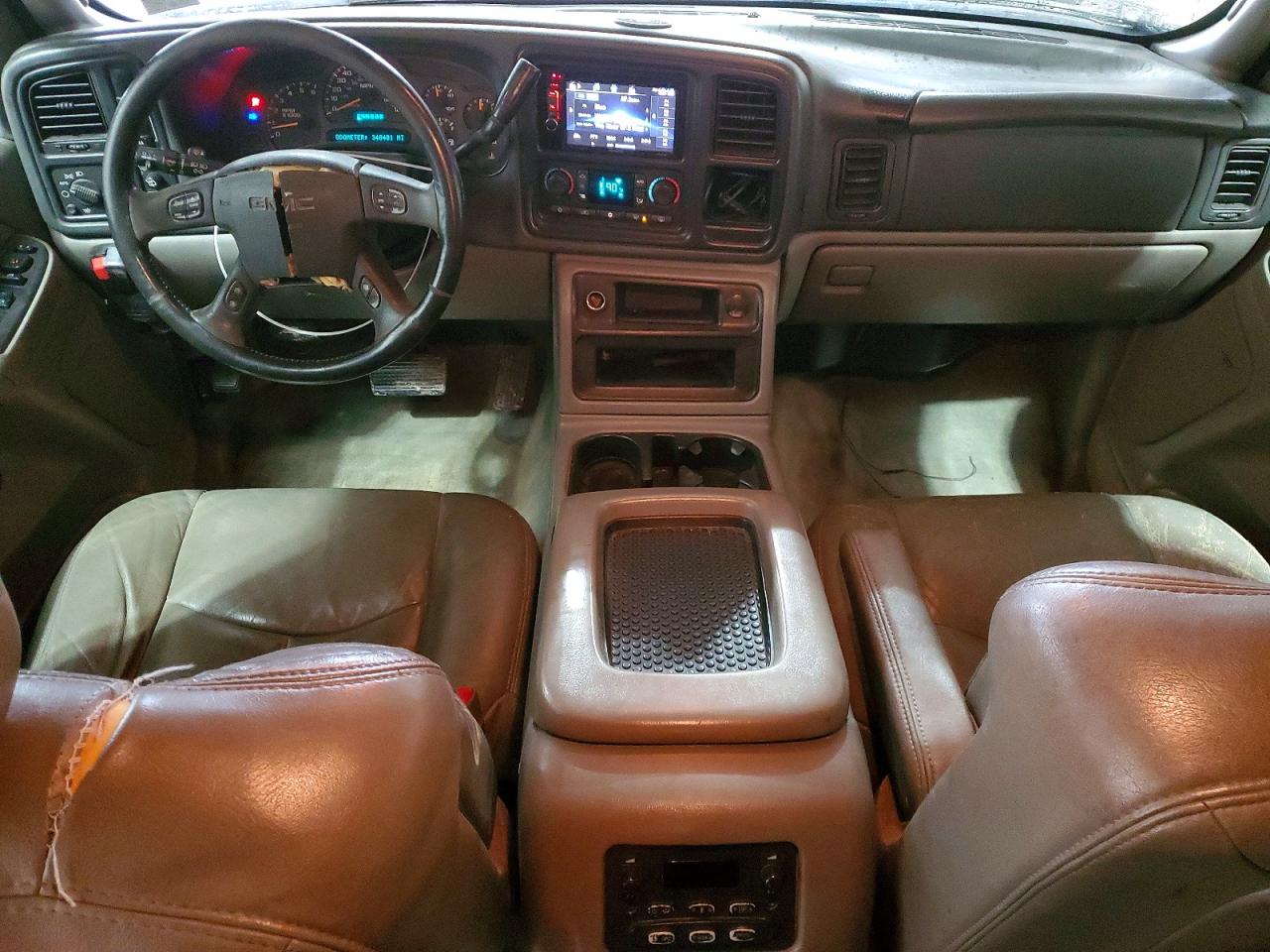 2004 GMC YUKON photo 8