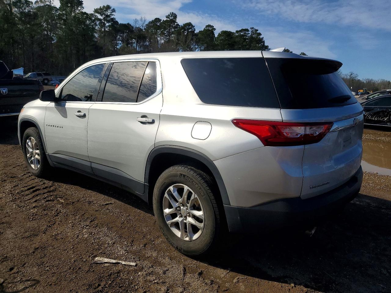 2019 CHEVROLET TRAVERSE LS photo 2