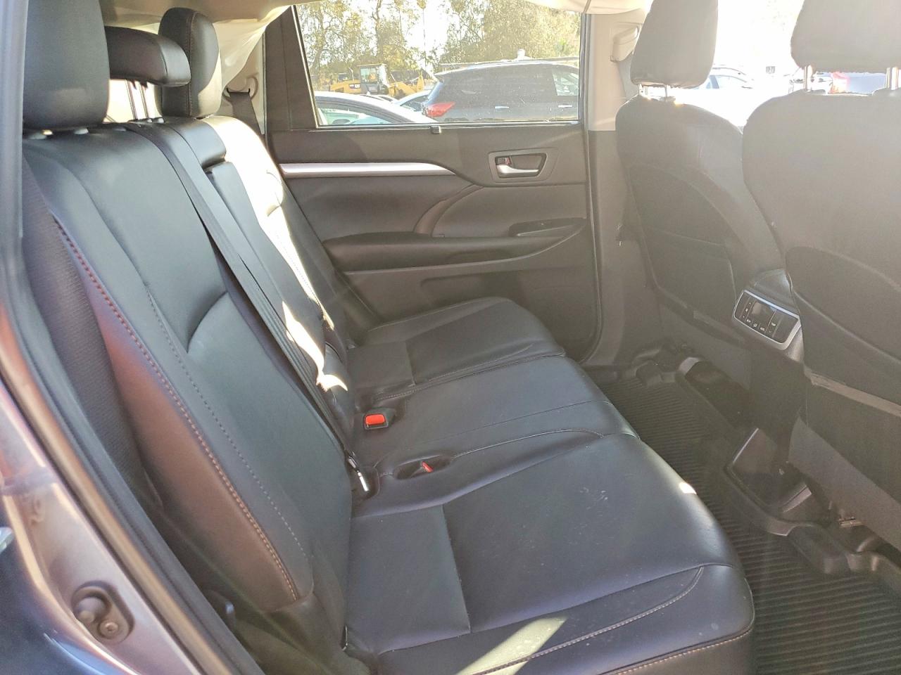 2019 TOYOTA HIGHLANDER XLE photo 11