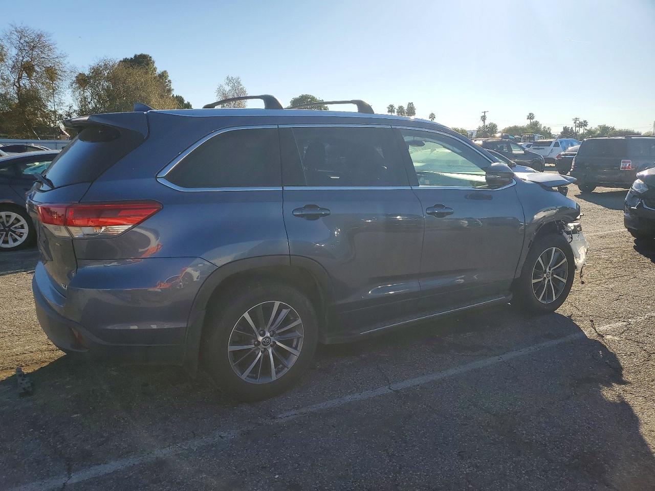 2019 TOYOTA HIGHLANDER XLE photo 3