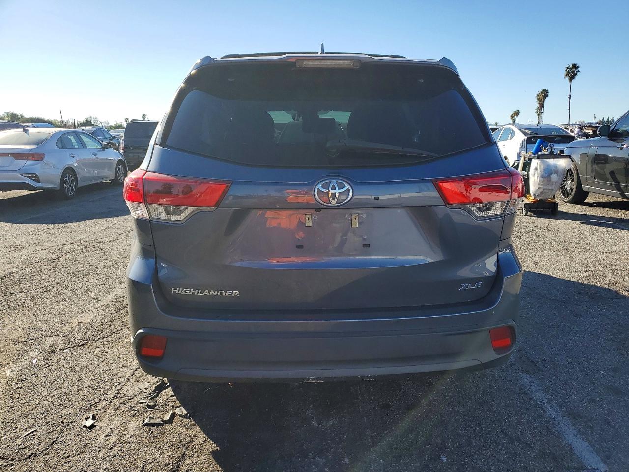 2019 TOYOTA HIGHLANDER XLE photo 6