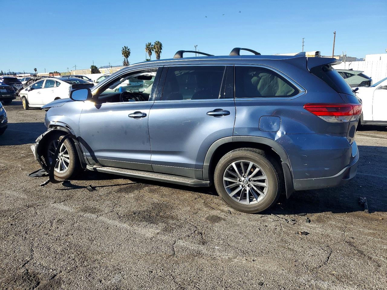 2019 TOYOTA HIGHLANDER XLE photo 2