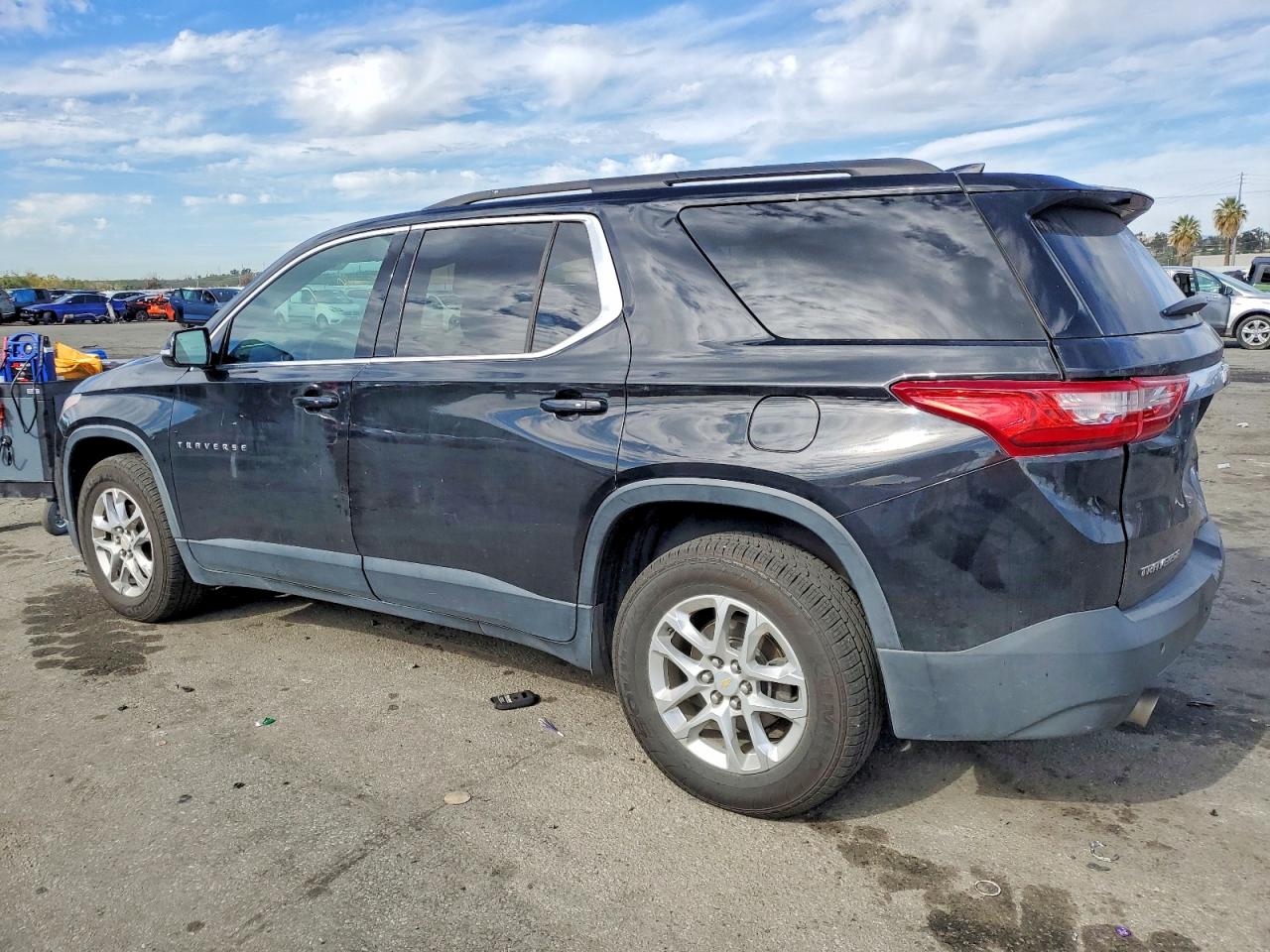 2019 CHEVROLET TRAVERSE LT photo 2