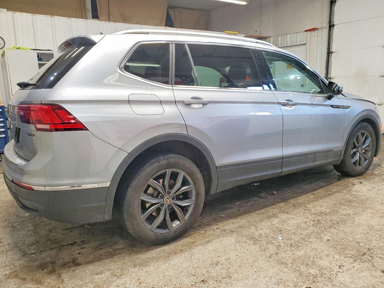 2024 VOLKSWAGEN TIGUAN SE photo 3