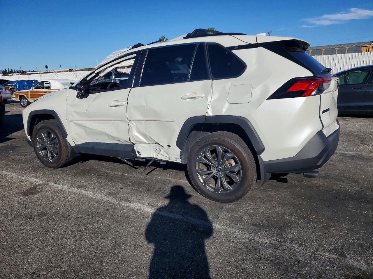 2022 TOYOTA RAV4 XLE PREMIUM photo 3
