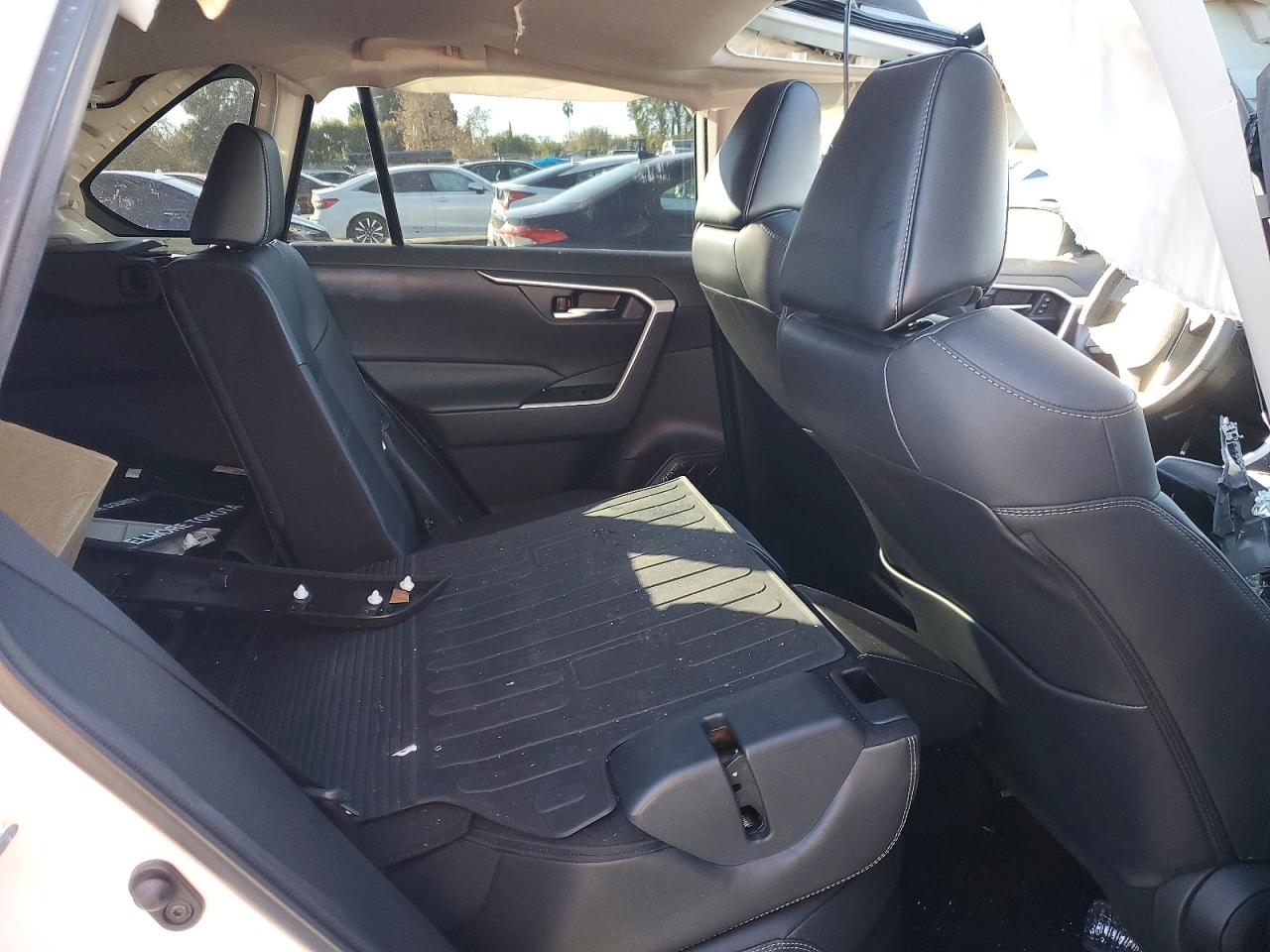 2022 TOYOTA RAV4 XLE PREMIUM photo 21