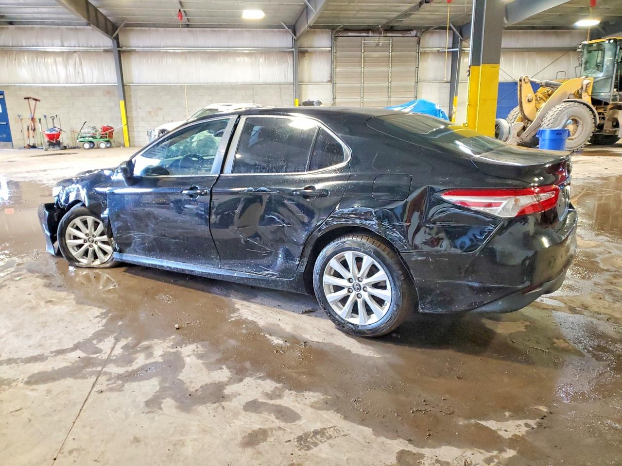 2018 TOYOTA CAMRY LE photo 3