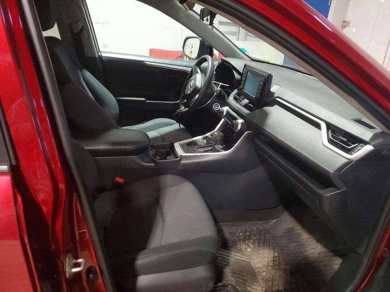 2019 TOYOTA RAV4 LE photo 13