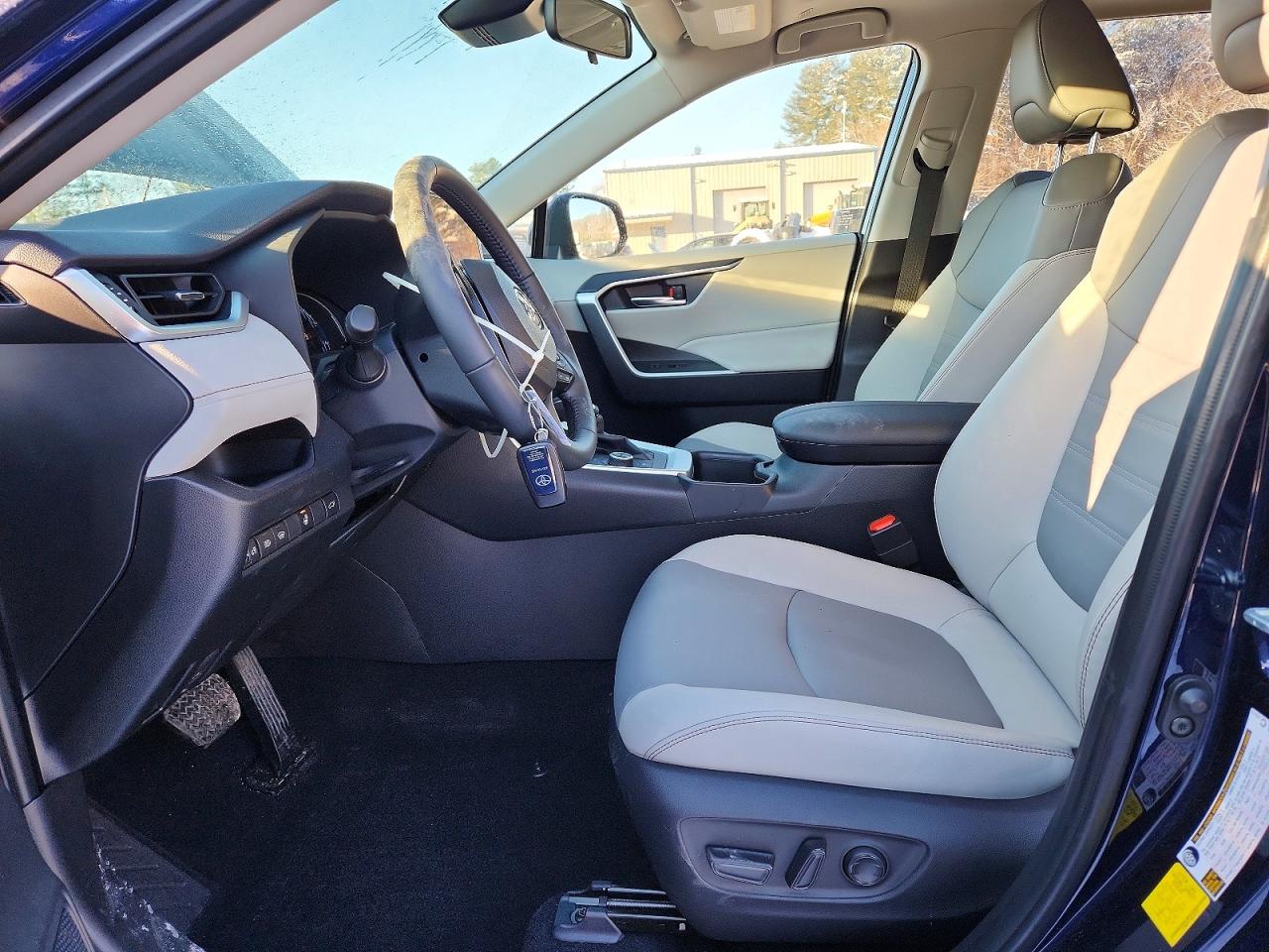 2025 TOYOTA RAV4 XLE PREMIUM photo 7