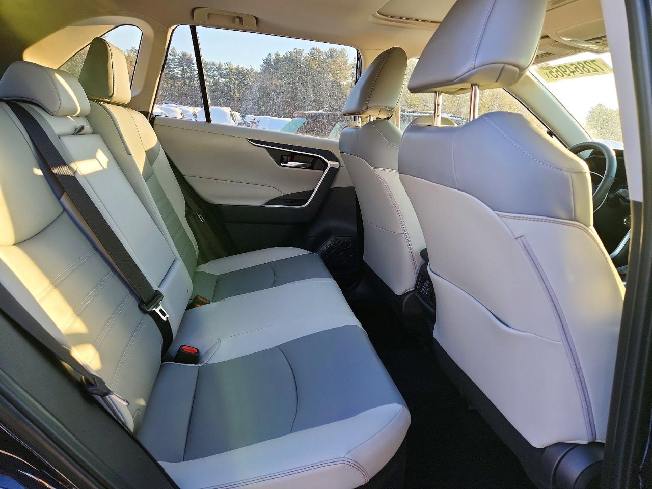 2025 TOYOTA RAV4 XLE PREMIUM photo 11