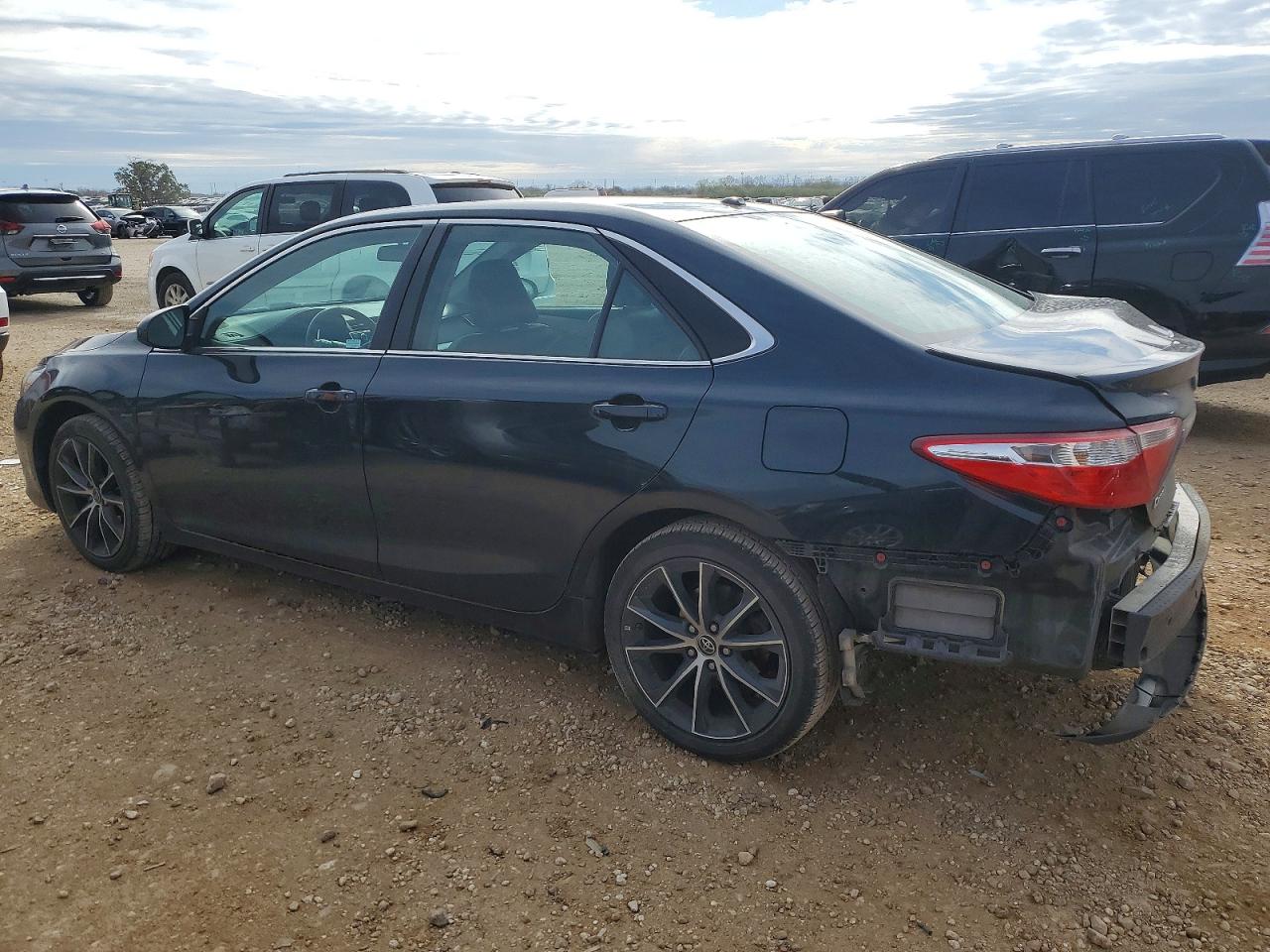 2016 TOYOTA CAMRY LE photo 3