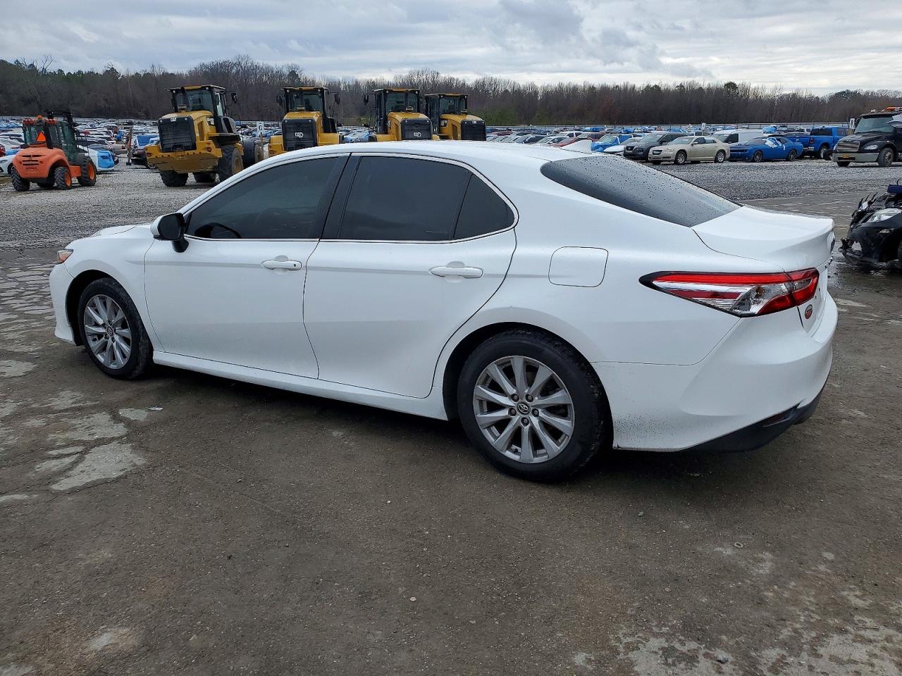2020 TOYOTA CAMRY LE photo 2