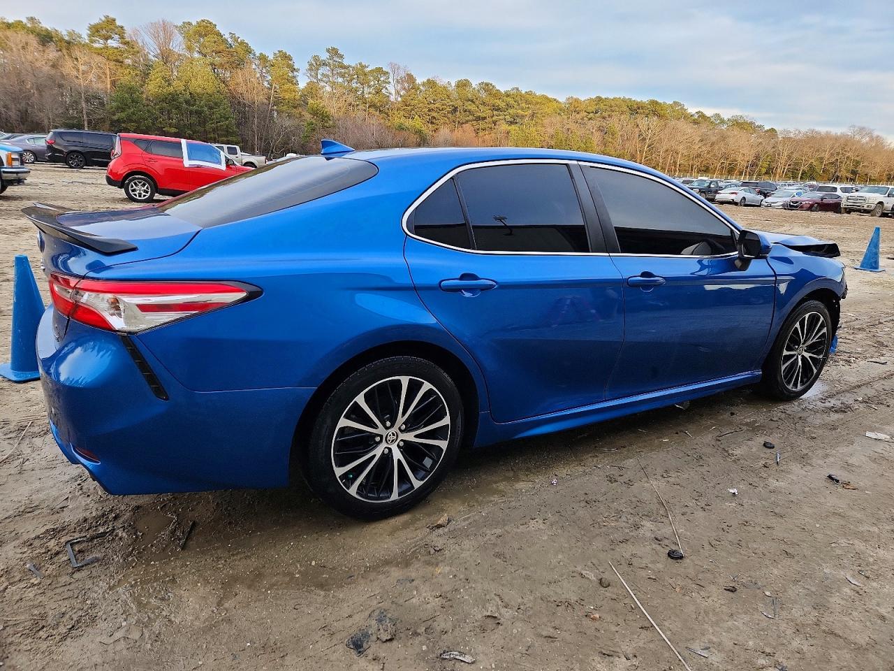 2020 TOYOTA CAMRY SE photo 3