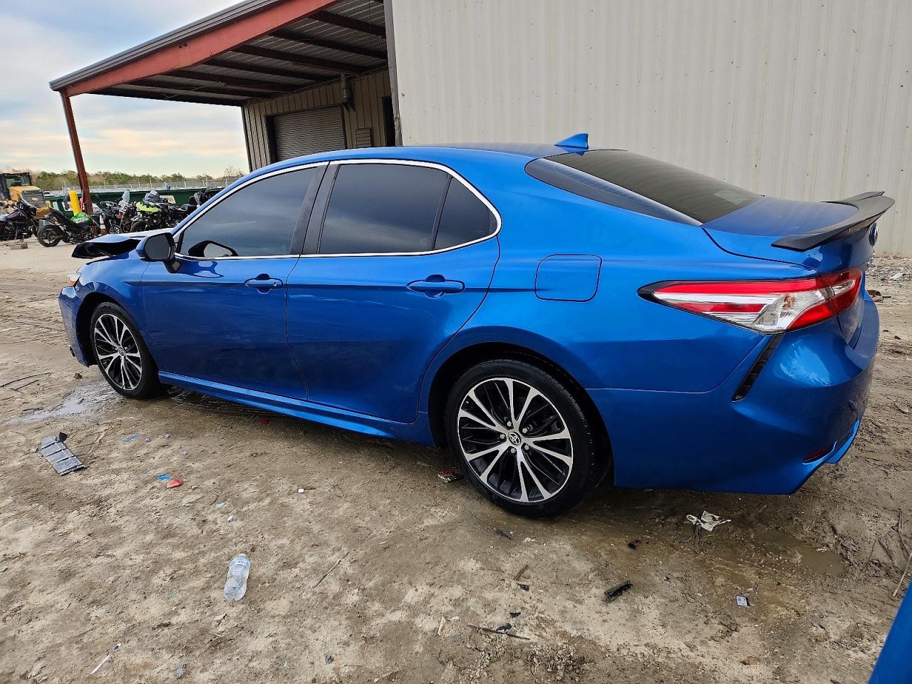 2020 TOYOTA CAMRY SE photo 2