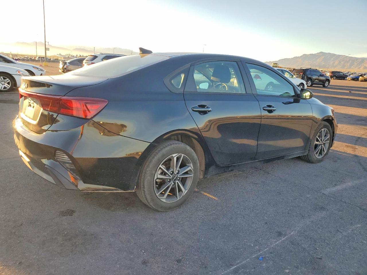 2023 KIA FORTE LXS photo 3