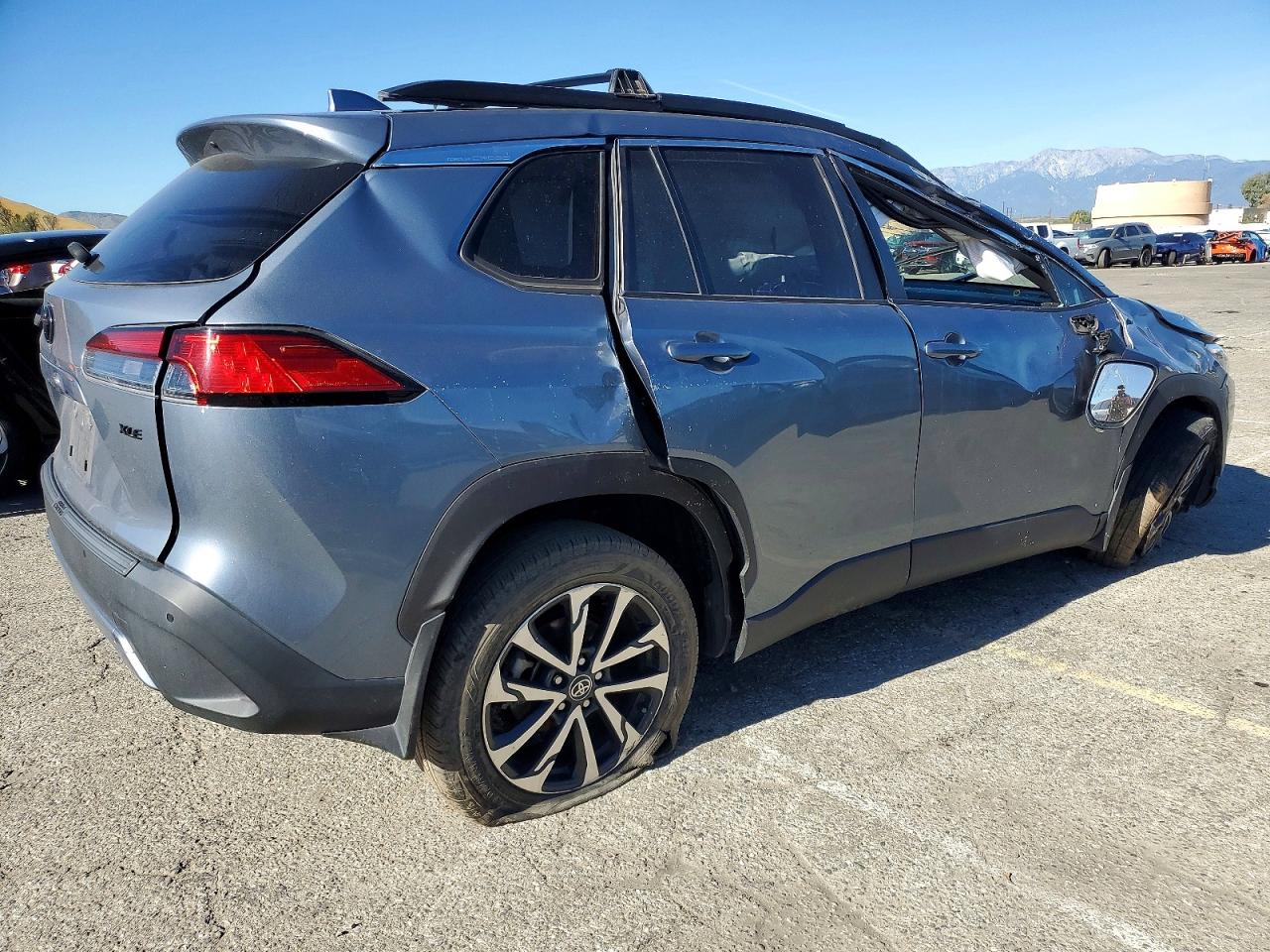 2022 TOYOTA COROLLA CROSS XLE photo 3