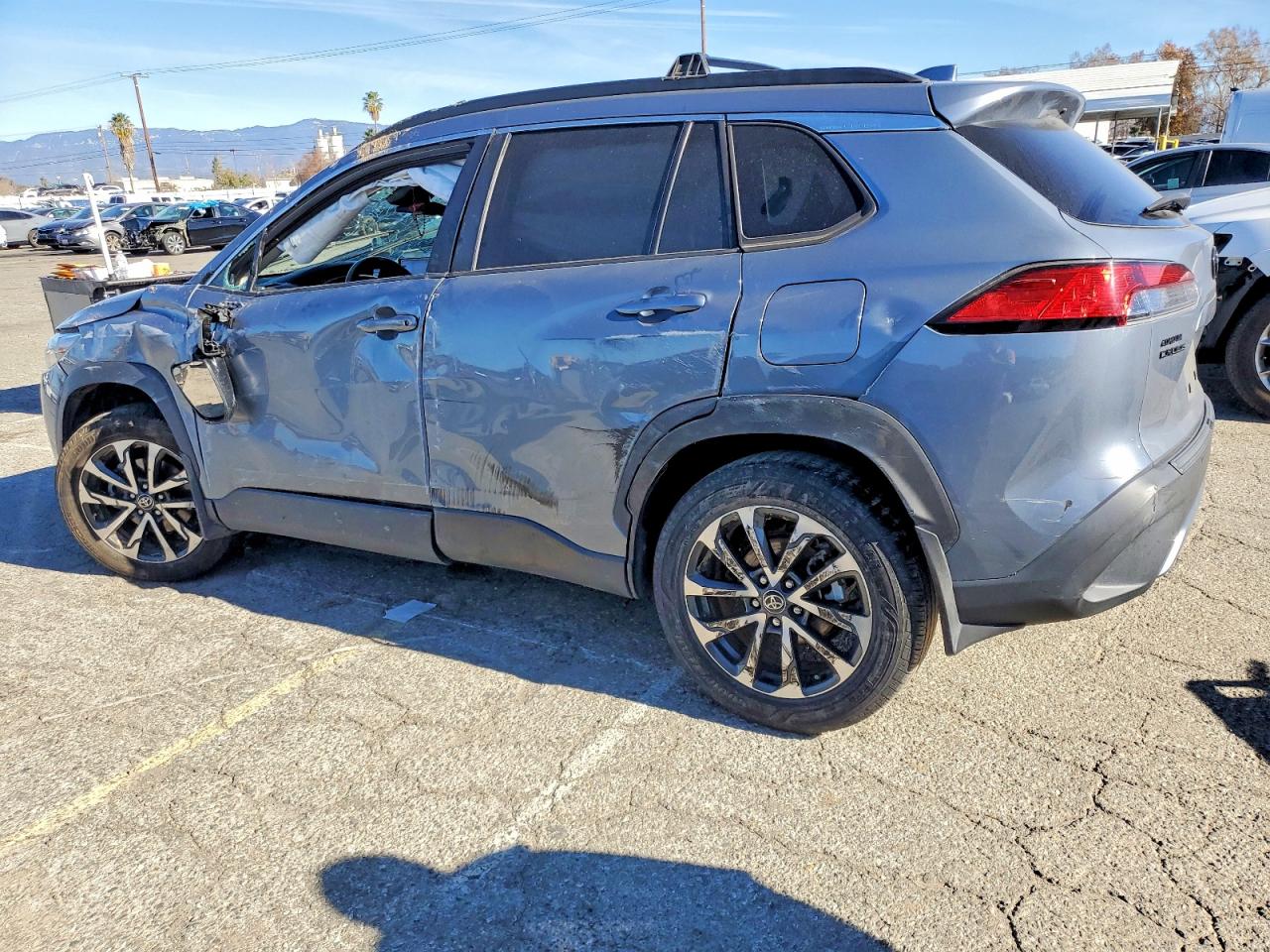 2022 TOYOTA COROLLA CROSS XLE photo 2