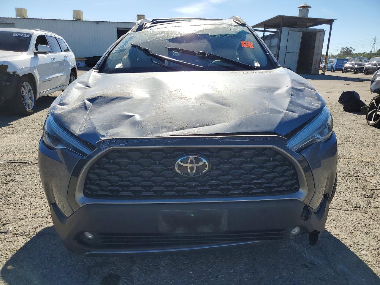 2022 TOYOTA COROLLA CROSS XLE photo 5