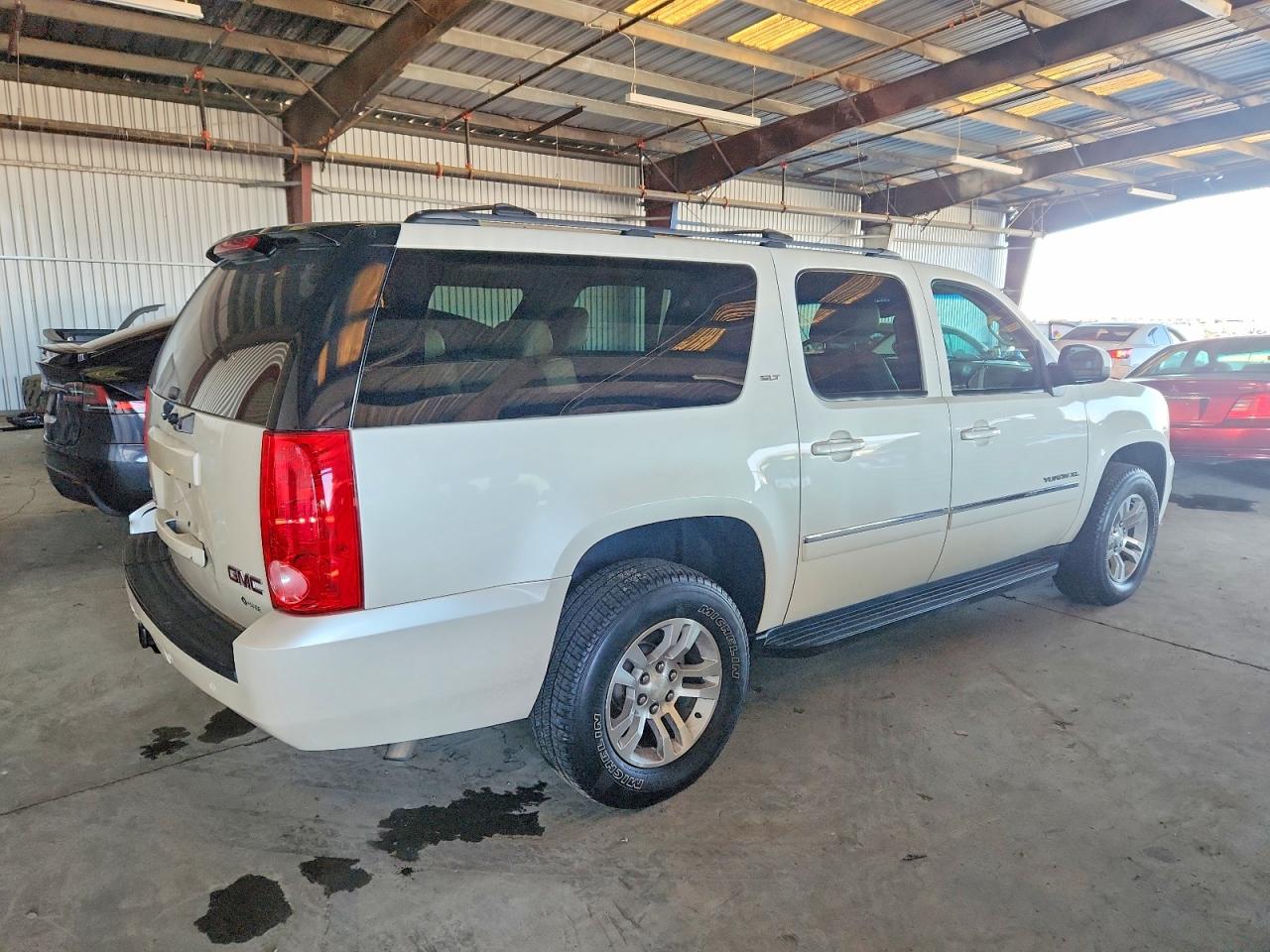 2012 GMC YUKON XL K1500 SLT photo 3
