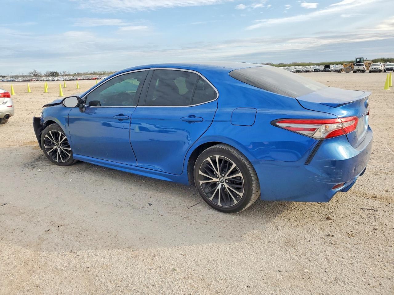2018 TOYOTA CAMRY photo 3