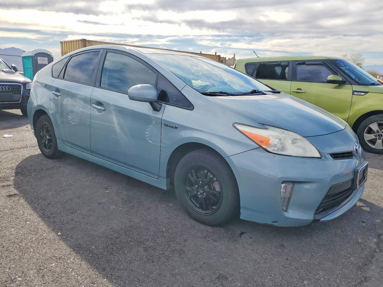 2013 TOYOTA PRIUS photo 4