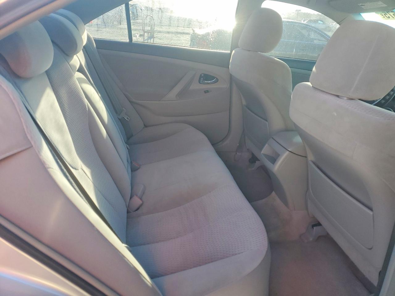2010 TOYOTA CAMRY LE photo 10