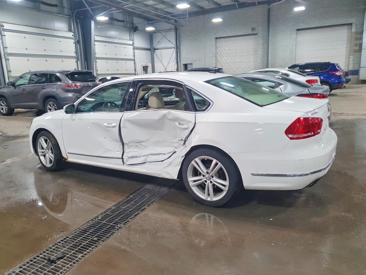 2014 VOLKSWAGEN PASSAT SEL photo 2