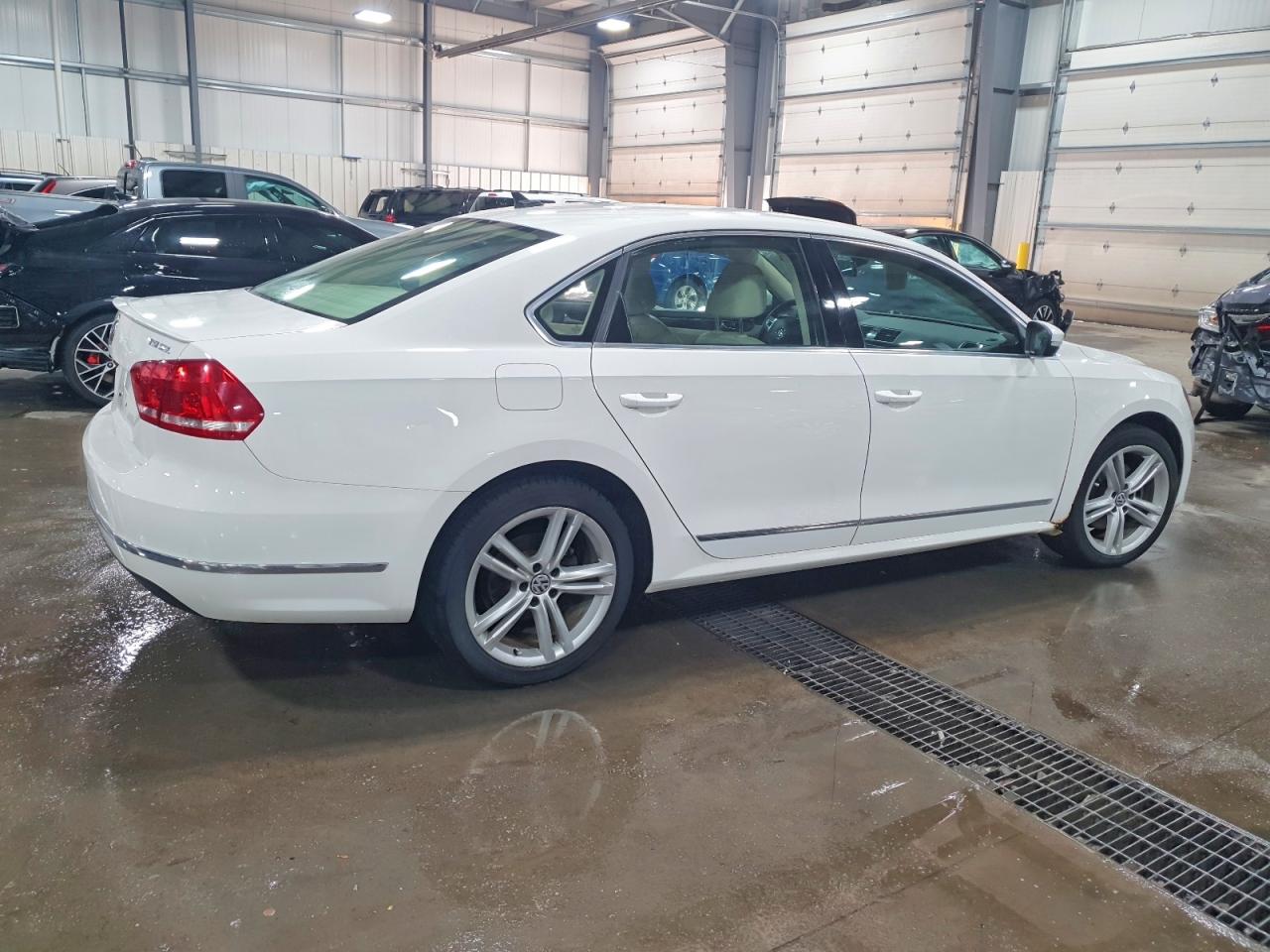 2014 VOLKSWAGEN PASSAT SEL photo 3