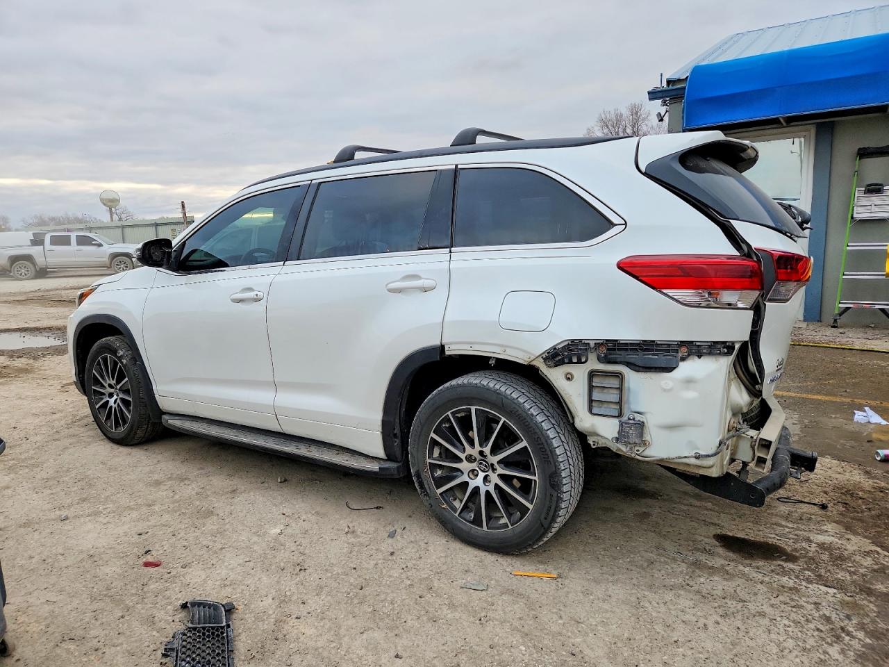 2017 TOYOTA HIGHLANDER photo 2