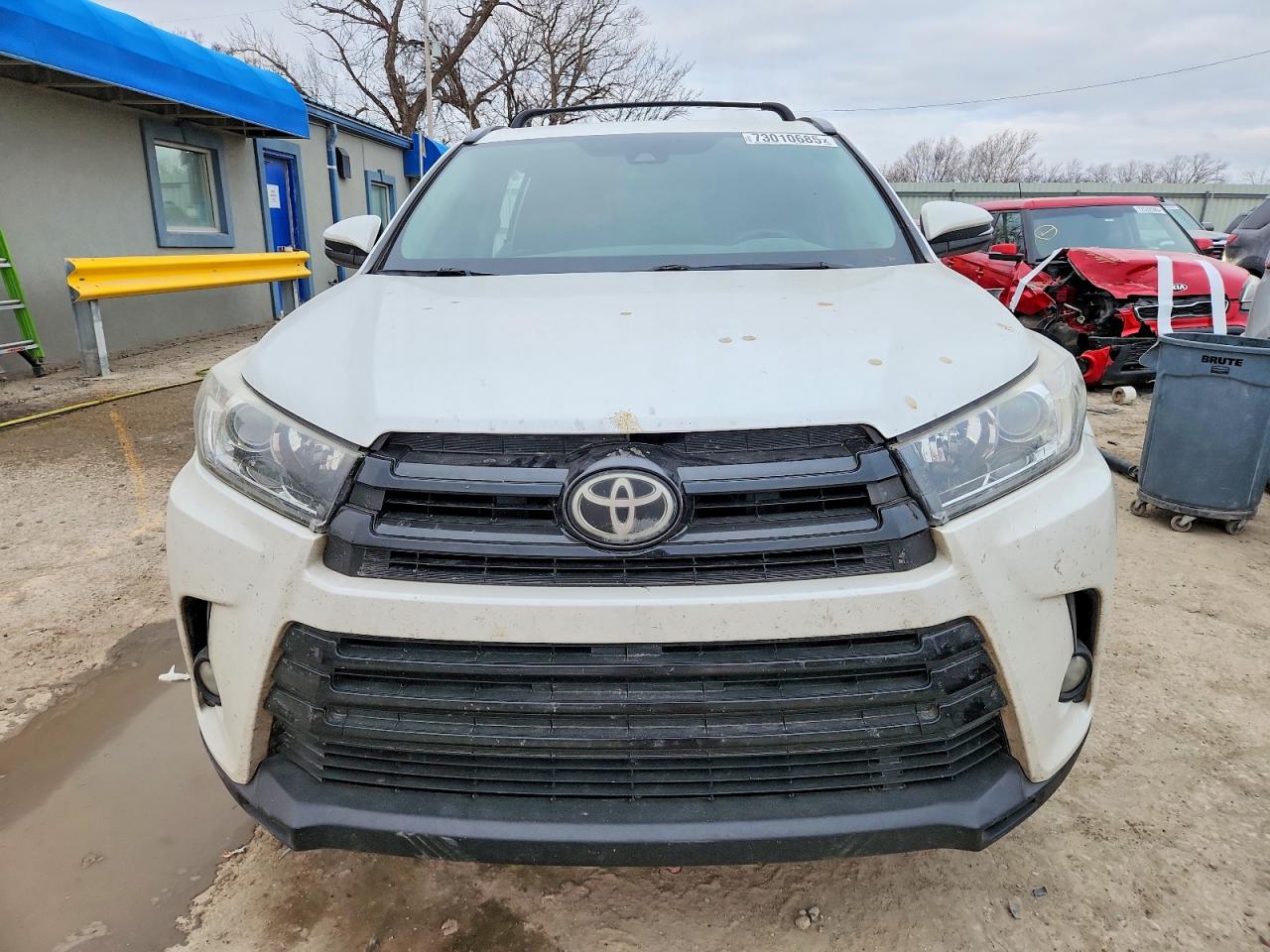 2017 TOYOTA HIGHLANDER photo 5