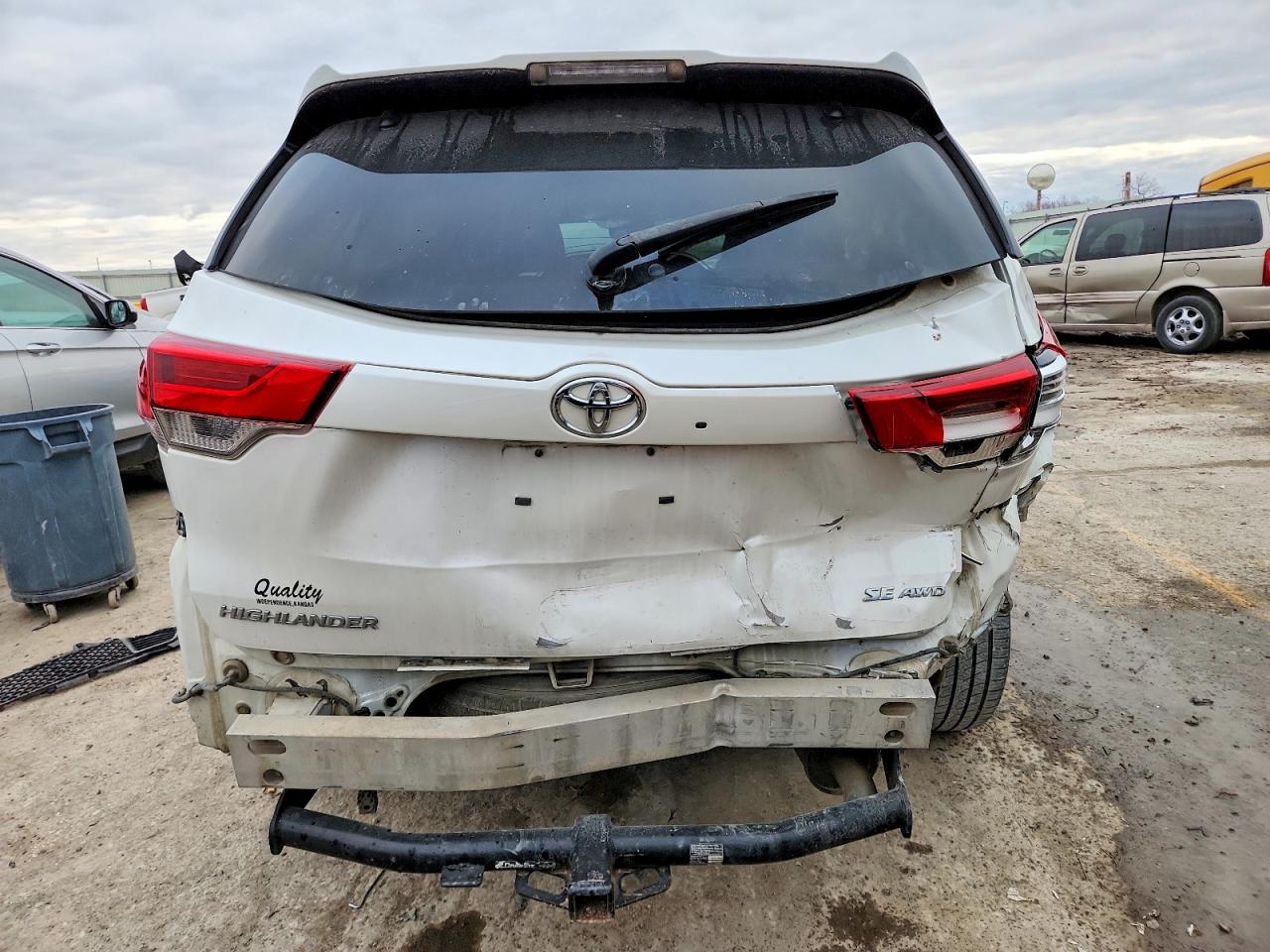 2017 TOYOTA HIGHLANDER photo 6