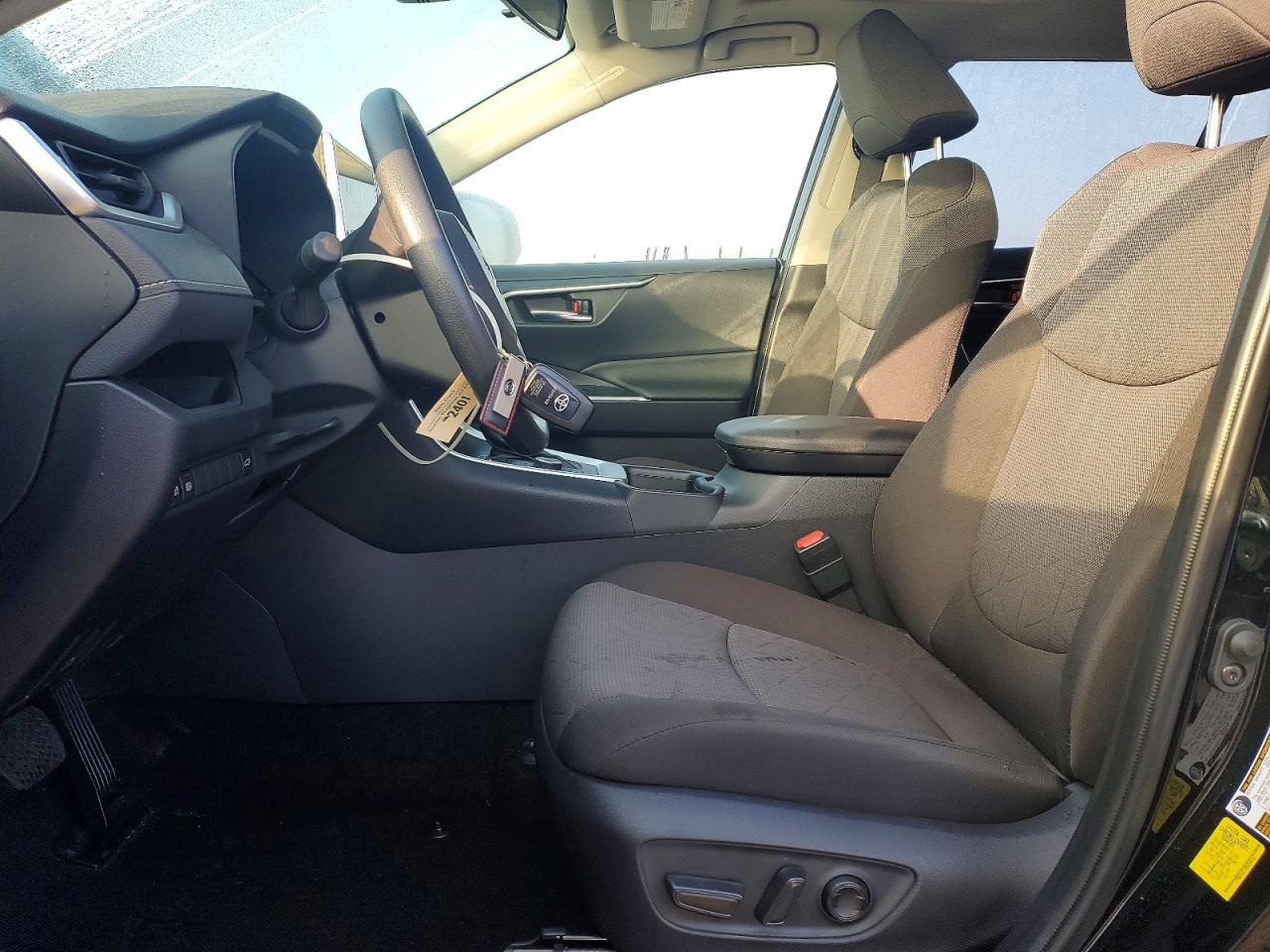 2025 TOYOTA RAV4 XLE photo 7