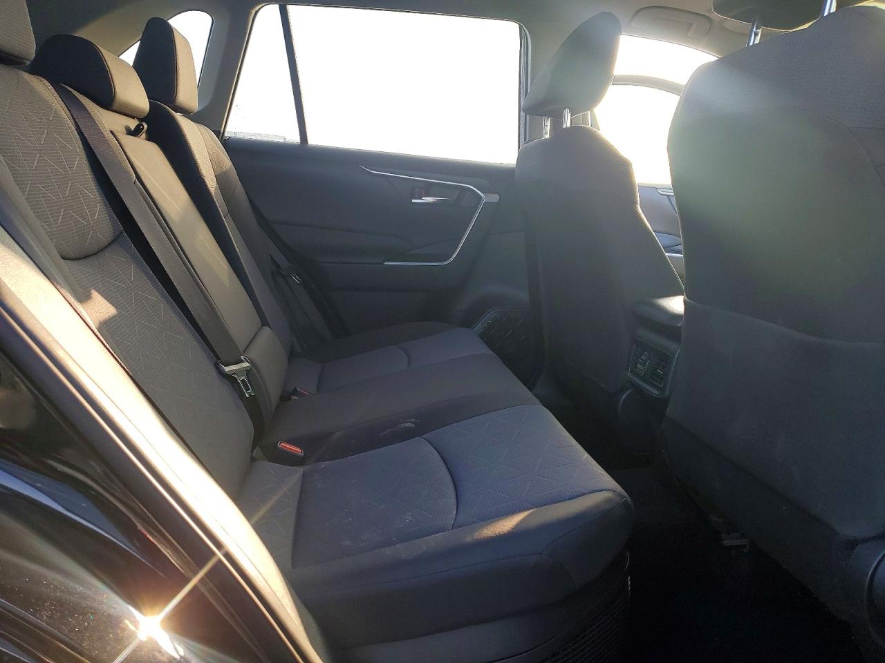 2025 TOYOTA RAV4 XLE photo 11