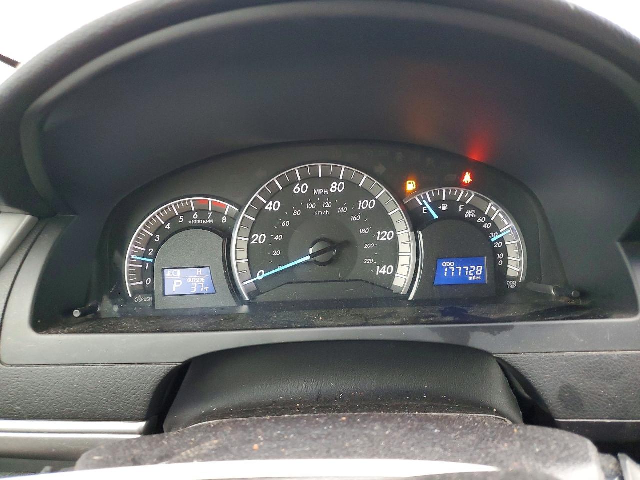 2014 TOYOTA CAMRY SE photo 25