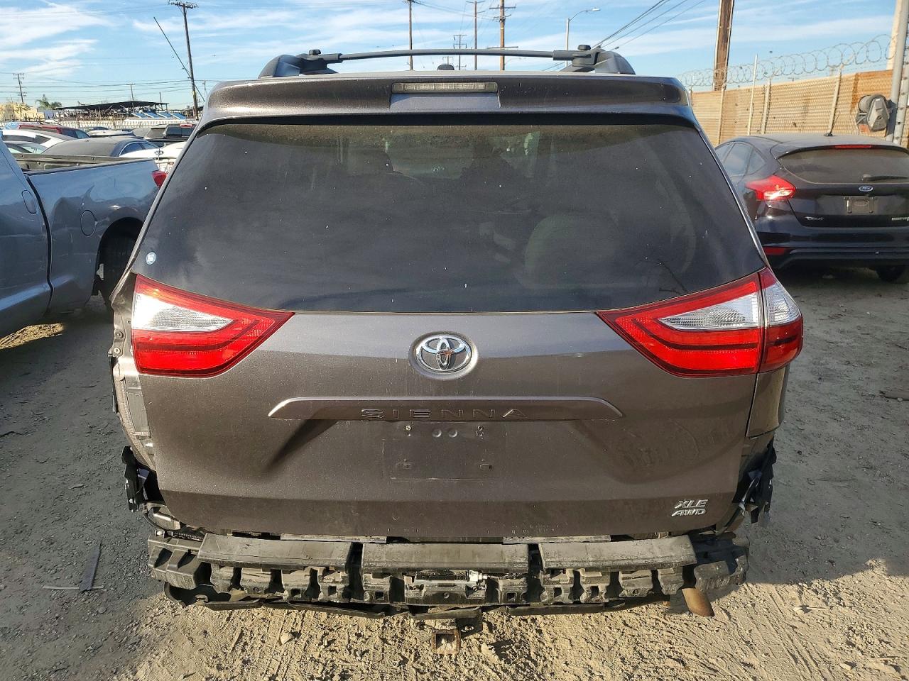2017 TOYOTA SIENNA XLE photo 6