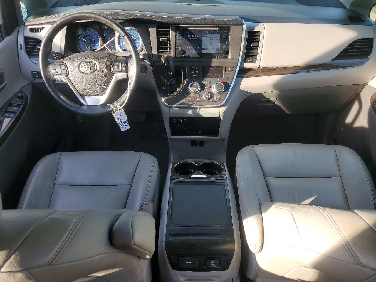 2017 TOYOTA SIENNA XLE photo 8
