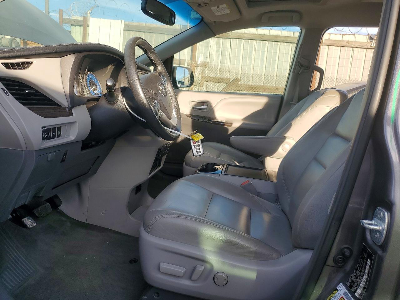 2017 TOYOTA SIENNA XLE photo 7