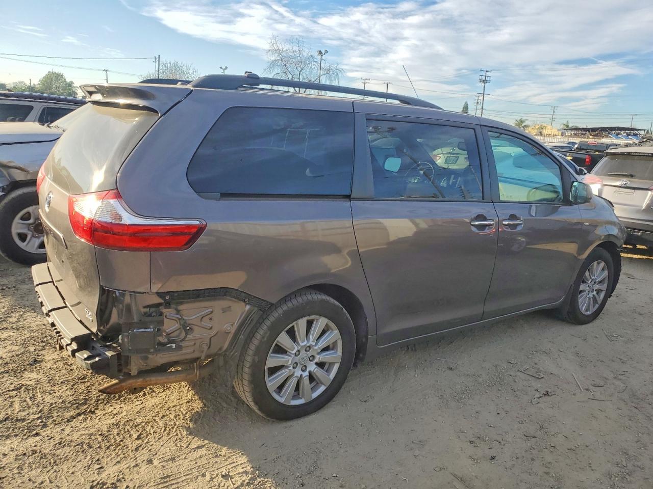 2017 TOYOTA SIENNA XLE photo 3