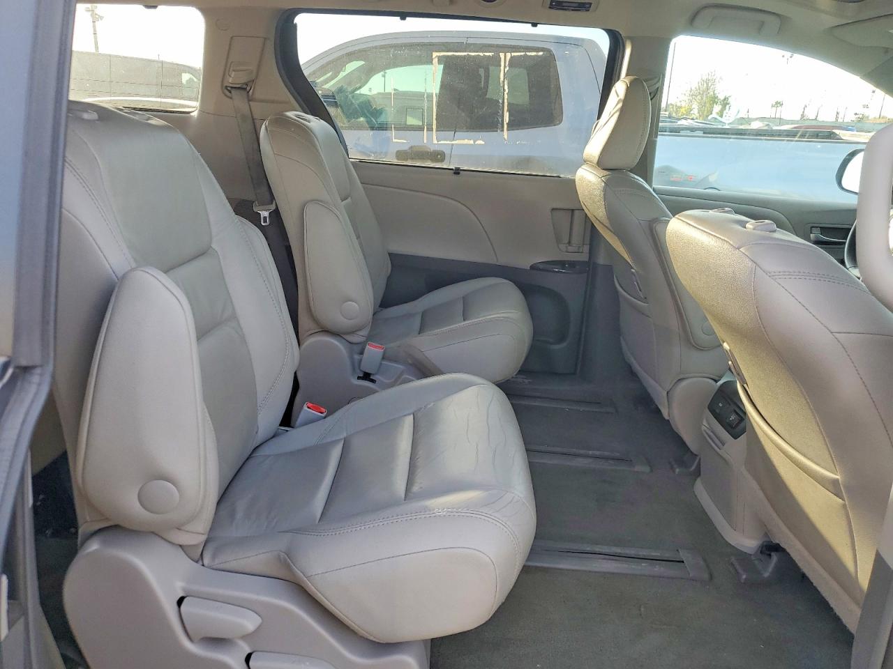 2017 TOYOTA SIENNA XLE photo 11
