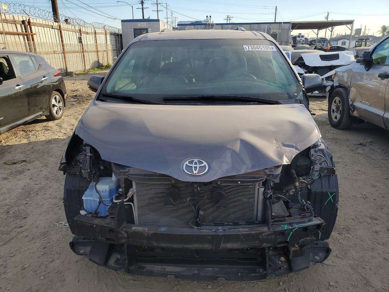 2017 TOYOTA SIENNA XLE photo 5