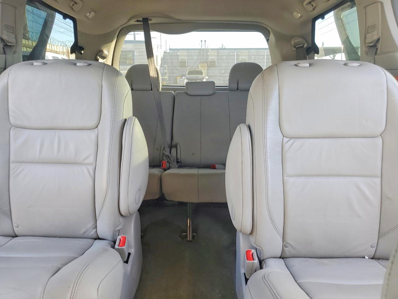 2017 TOYOTA SIENNA XLE photo 10