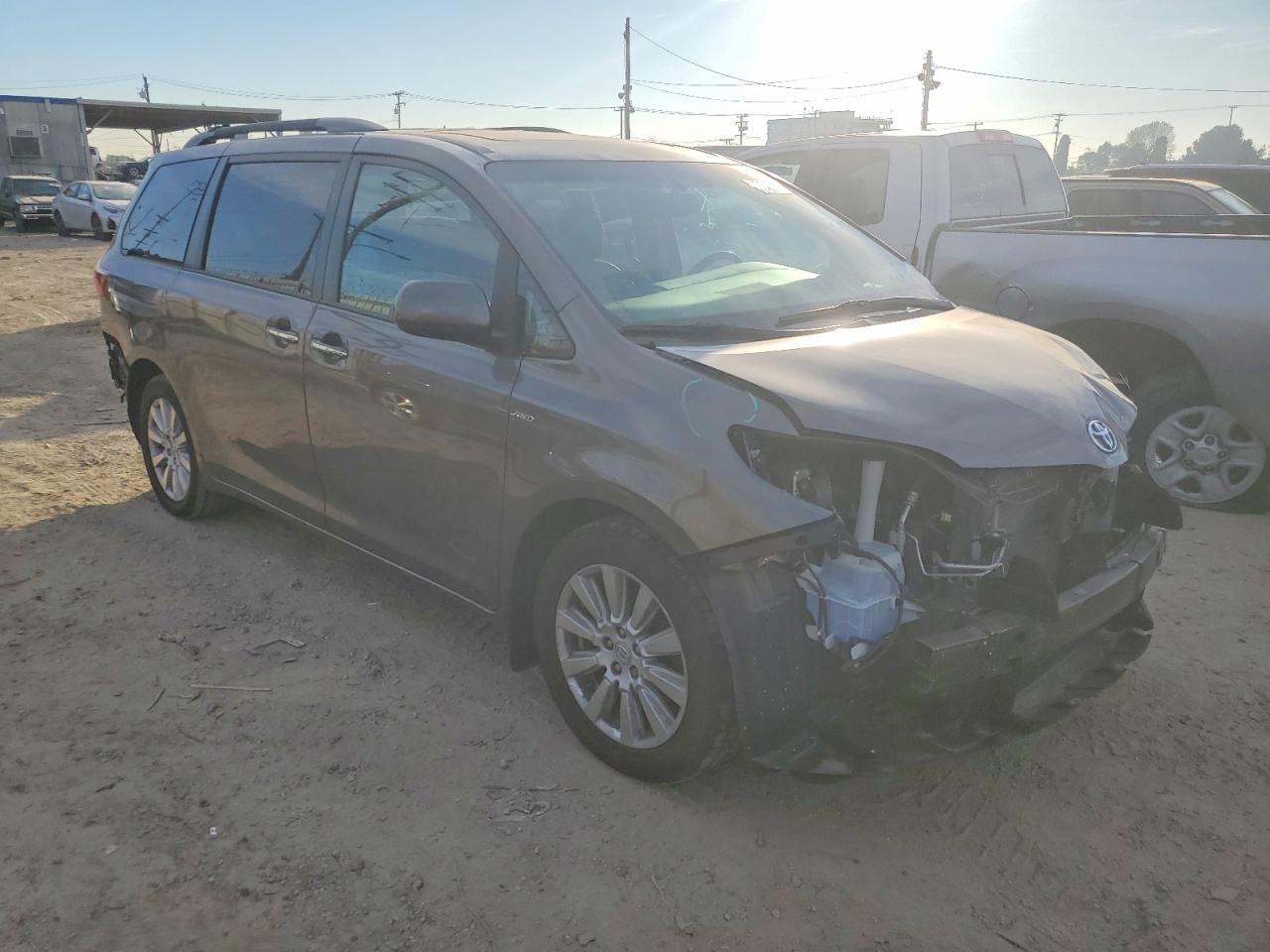 2017 TOYOTA SIENNA XLE photo 4