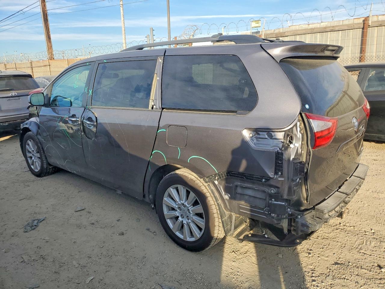 2017 TOYOTA SIENNA XLE photo 2