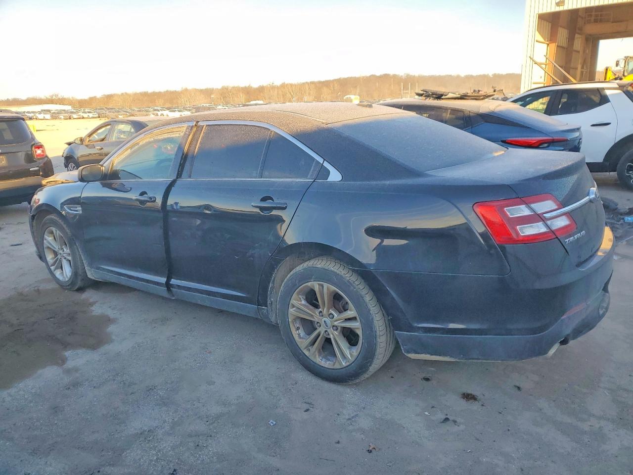 2016 FORD TAURUS SE photo 2