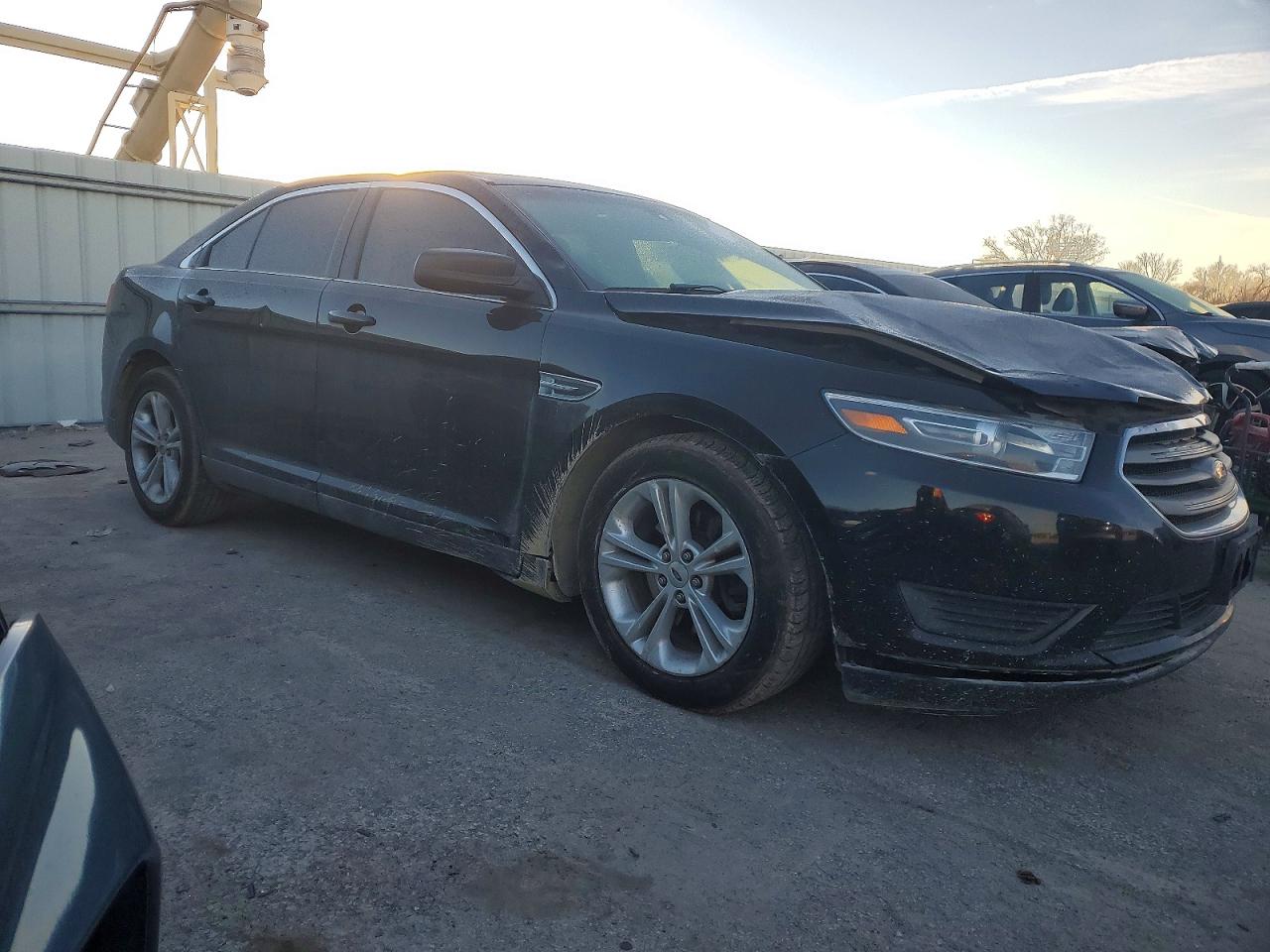 2016 FORD TAURUS SE photo 4